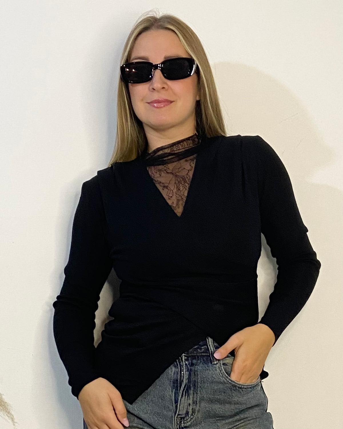 Maglia incrociata con inserto pizzo