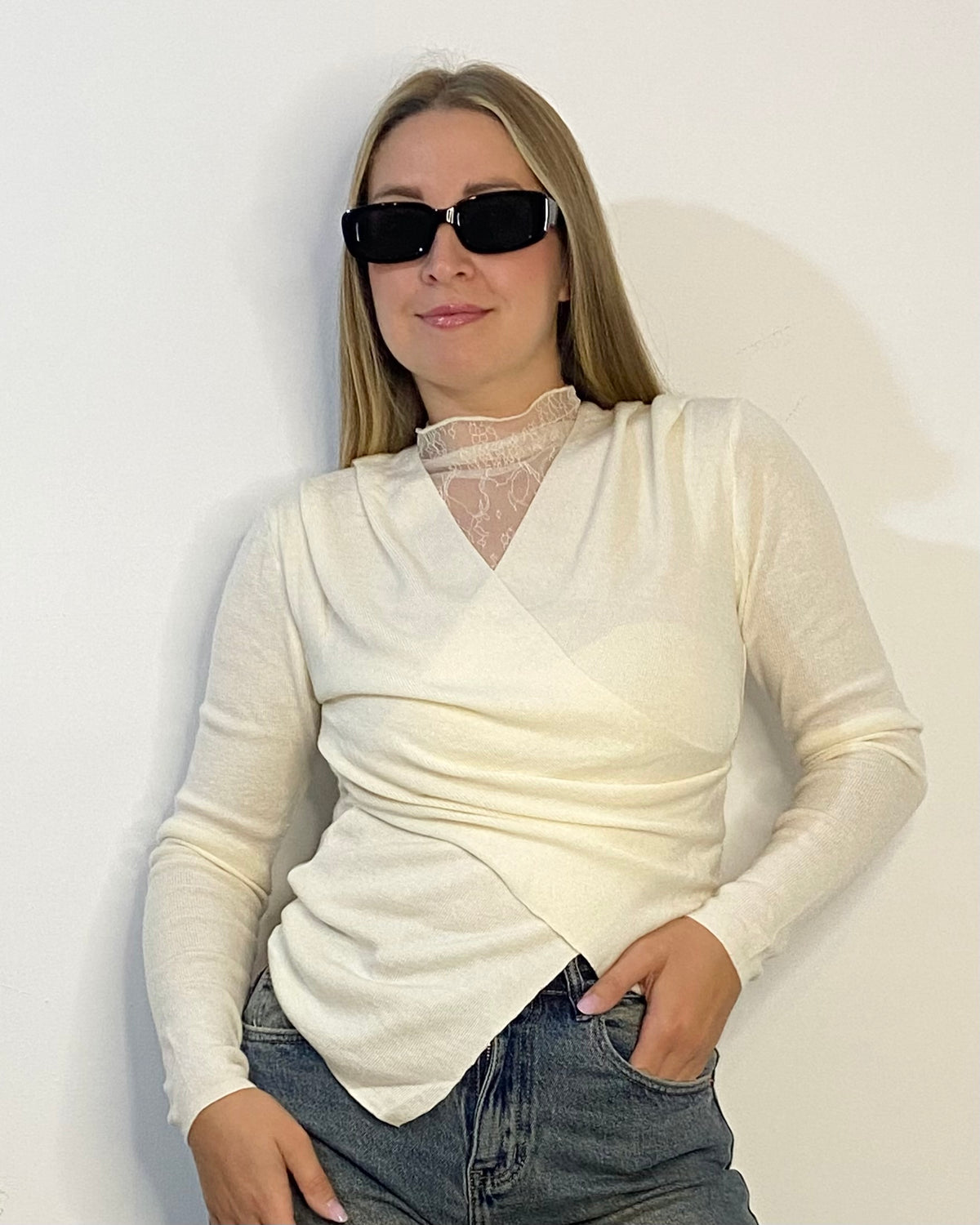 Maglia incrociata con inserto pizzo