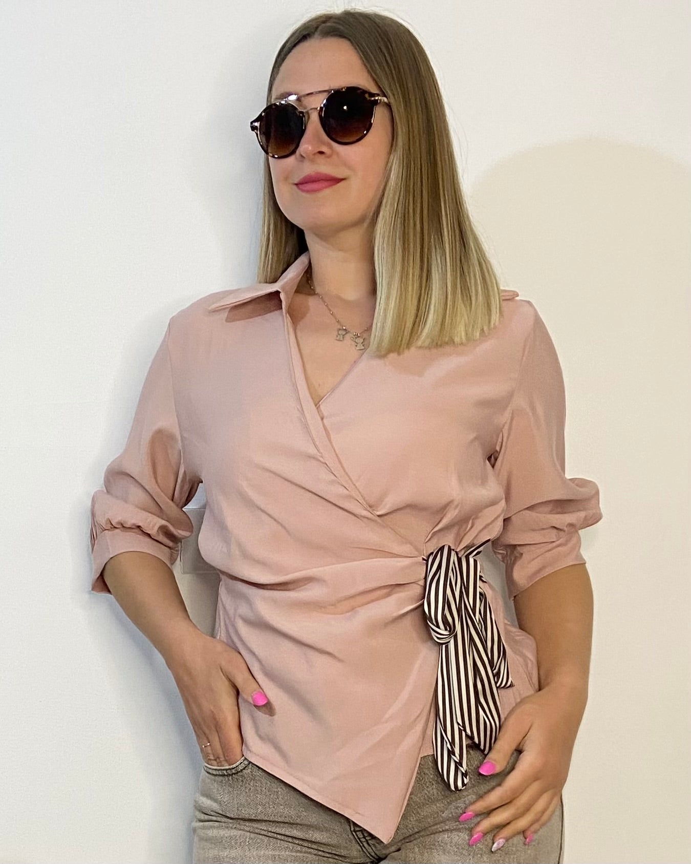 Blusa con nodo a righe