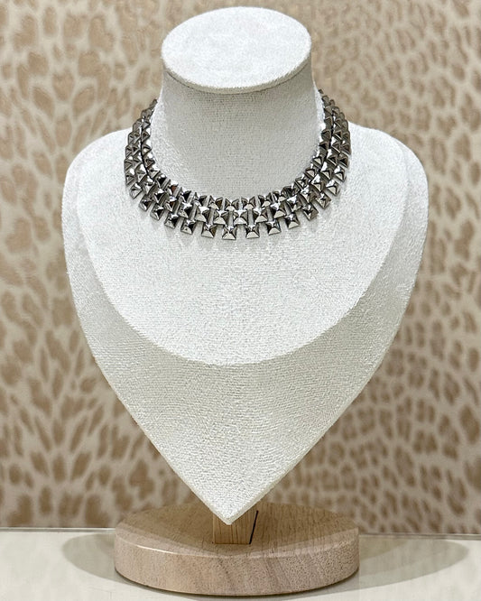 Collana choker borchiata