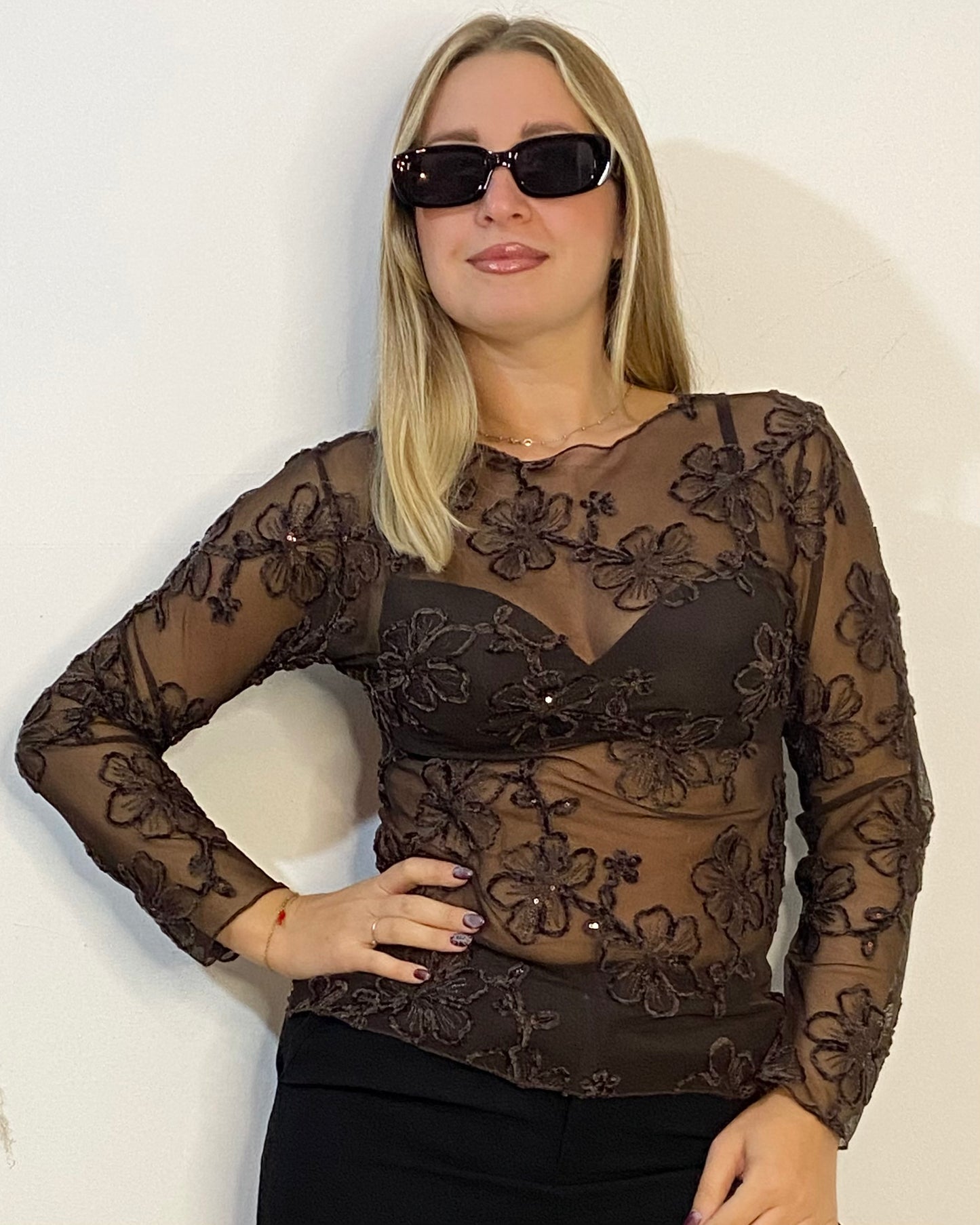 Maglia con ricami floreali